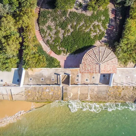 Charme Et Authenticite Pour Cette D Exception Acces Prive Au Bassin Villa
